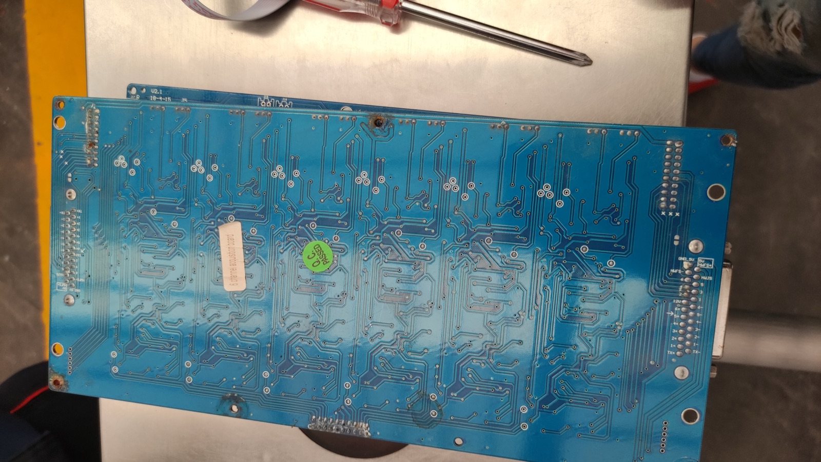 Detalle de reparación técnica de un equipo